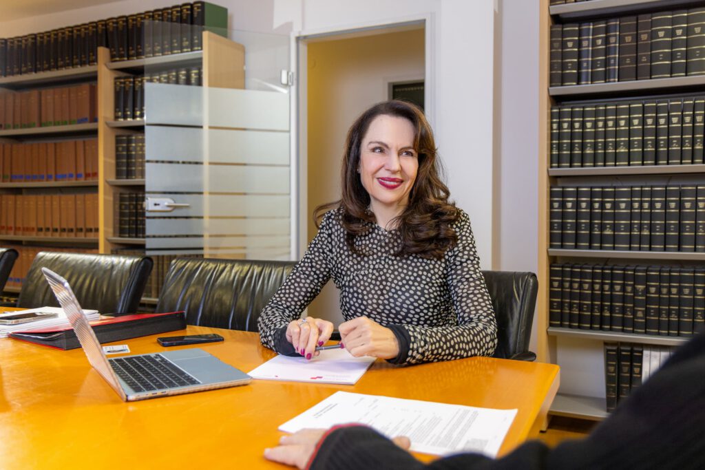 Frau Patsch am Schreibtisch in der Kanzlei