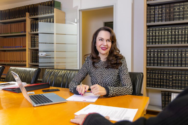 Frau Patsch am Schreibtisch in der Kanzlei